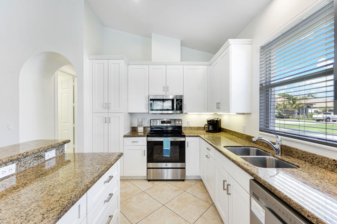 587 97th Ave N, Naples, FL 34108