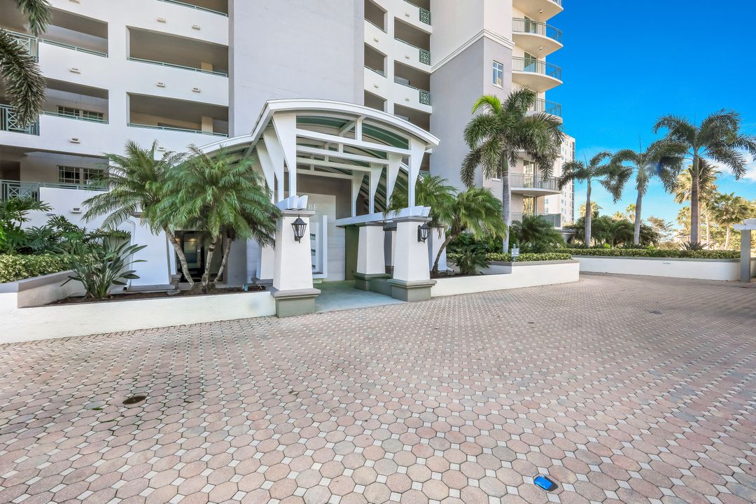 425 Cove Tower Dr #403, Naples, FL 34110