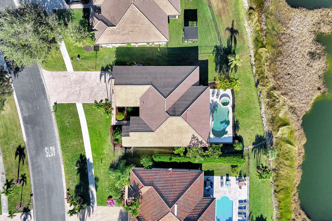 2143 Grove Dr, Naples, FL 34120