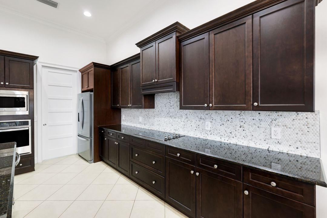 5052 Martinique Dr, Naples, FL 34113