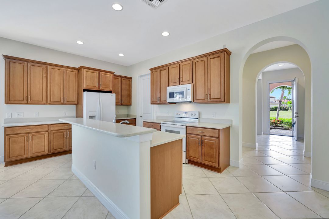 1275 Manado Dr, Naples, FL 34113