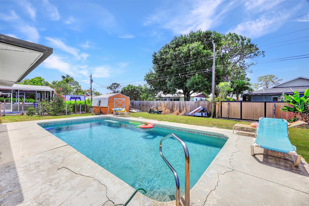 736 96th Ave N, Naples, FL 34108