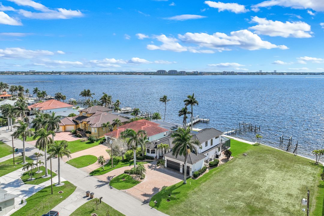 1028 Dolphin Dr, Cape Coral, FL 33904