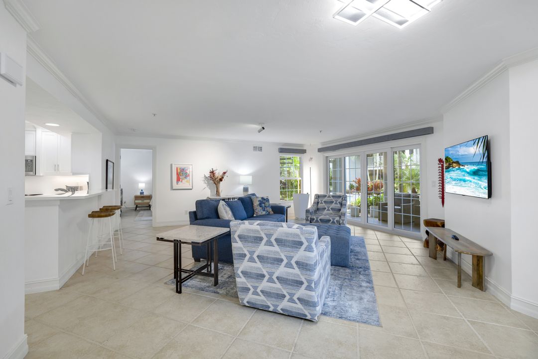 376 3rd St S #102, Naples, FL 34102