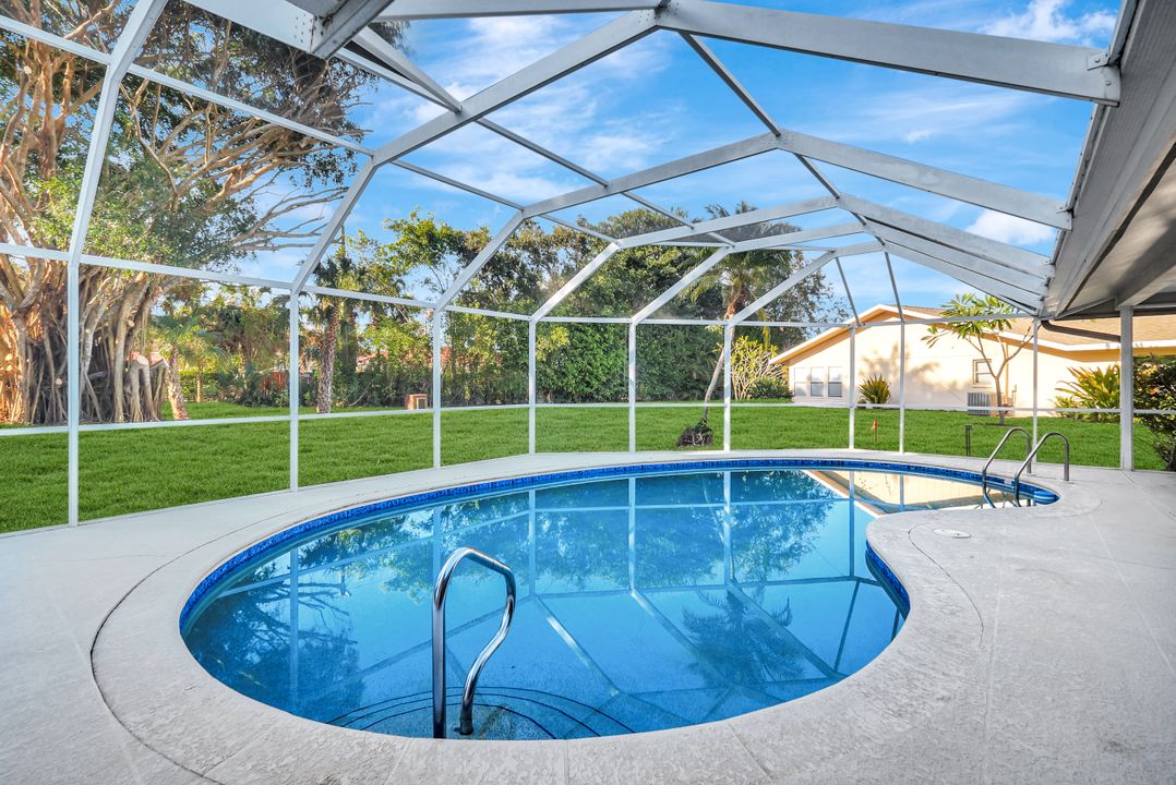 307 Country Club Dr, Naples, FL 34110