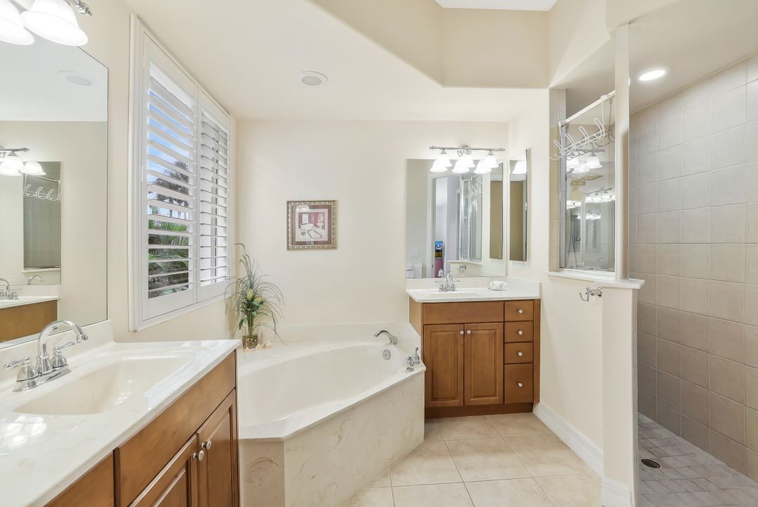 981 Tivoli Ct, Naples, FL 34104