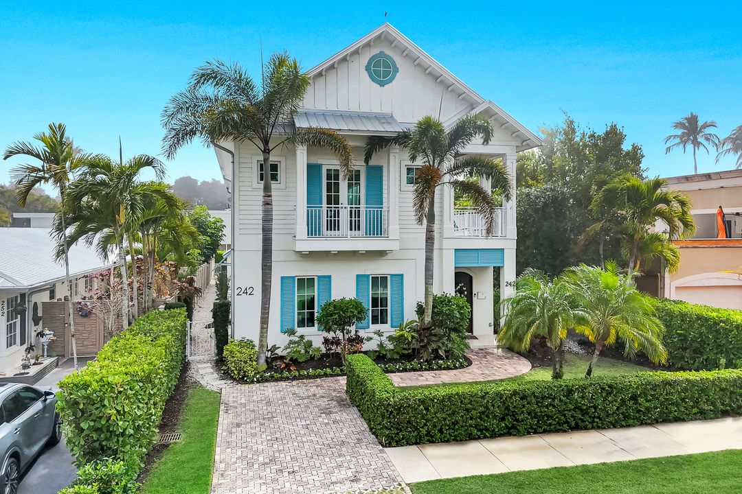242 2nd Ave S, Naples, FL 34102