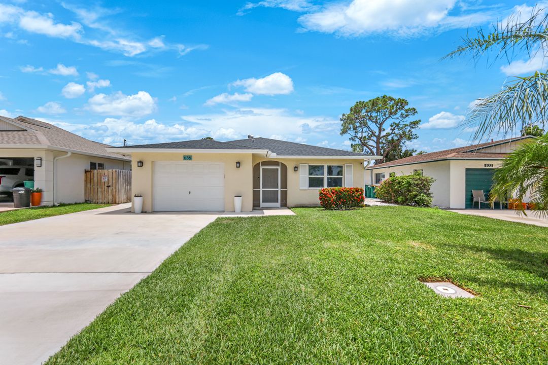 636 98th Ave N, Naples, FL 34108