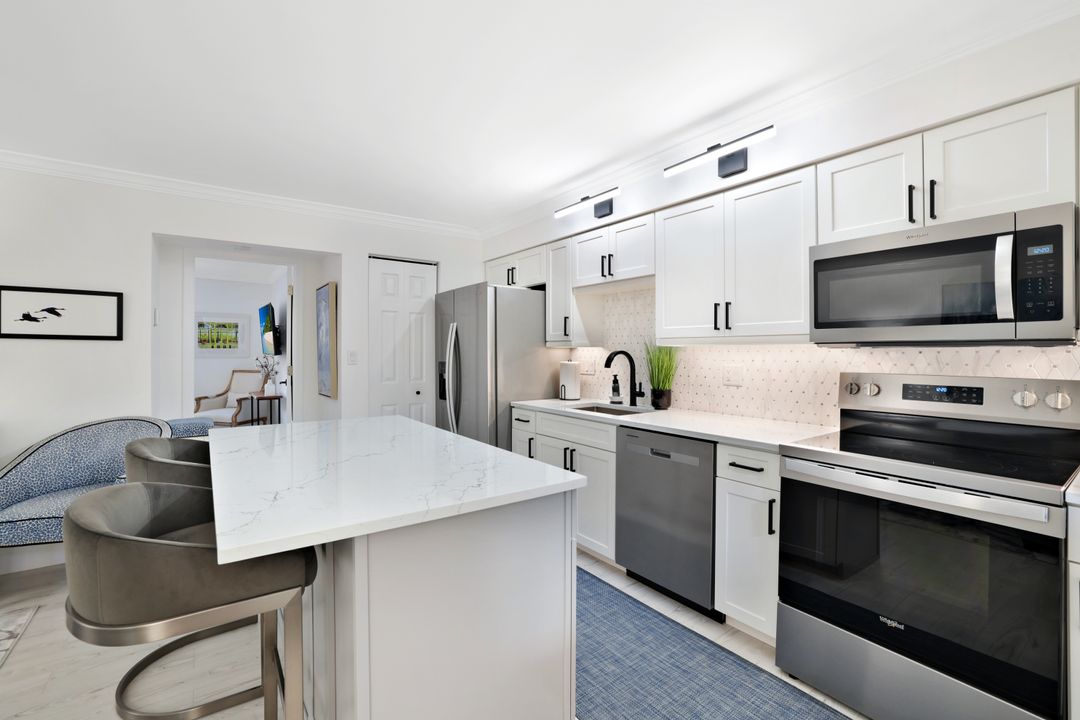 960 7th St S #105, Naples, FL 34102