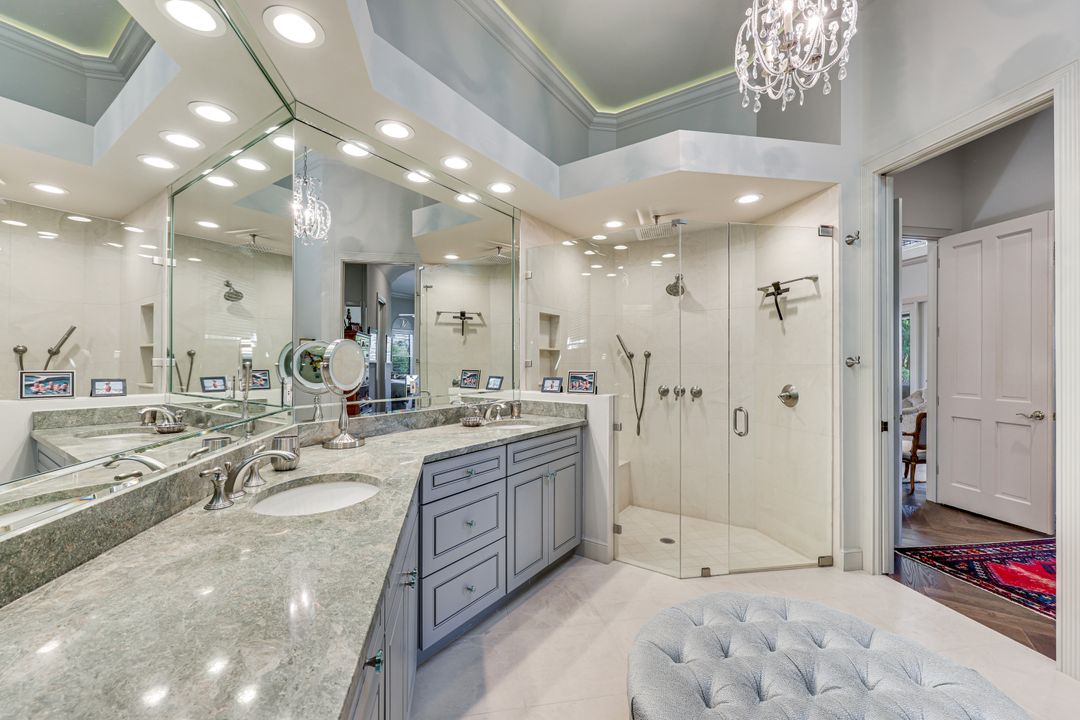 7913 Via Vecchia, Naples, FL 34108