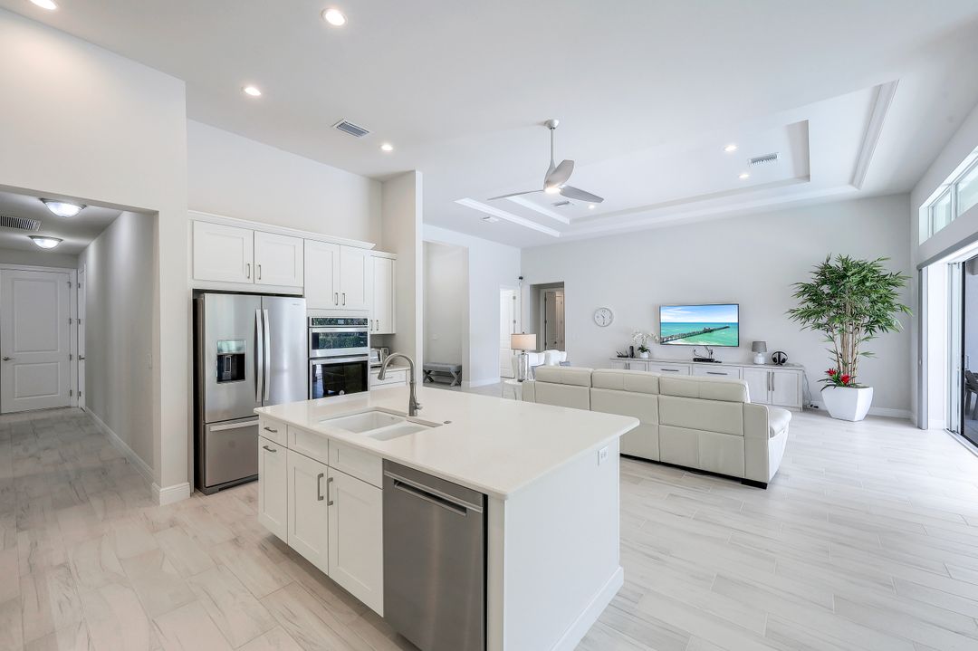 8959 Redonda Dr, Naples, FL 34114