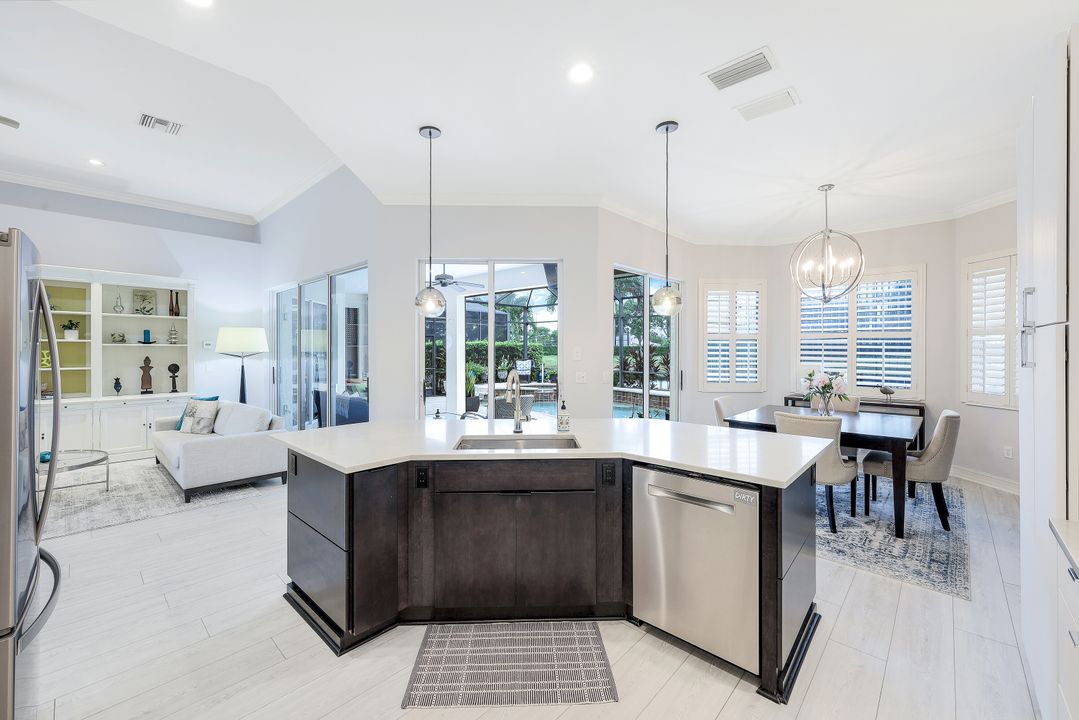 6053 Dogleg Dr, Naples, FL 34113