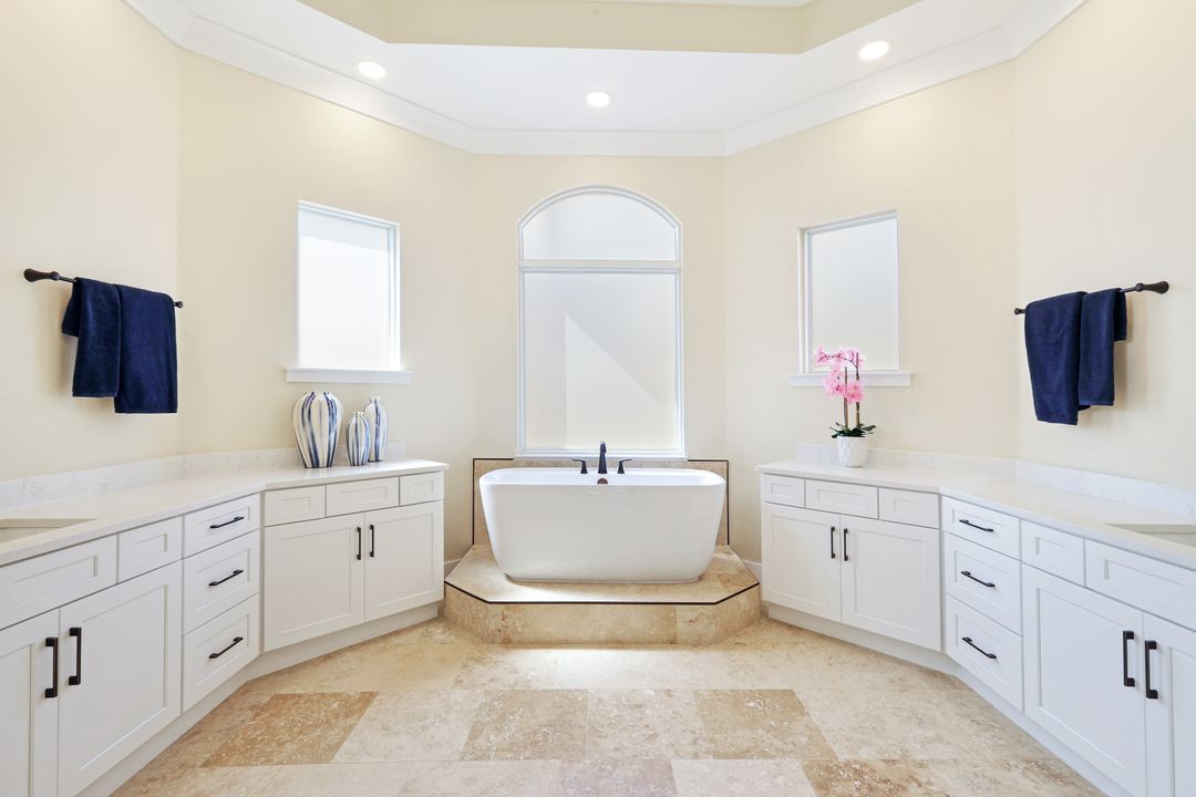 985 Chesapeake Bay Ct, Naples, FL 34120