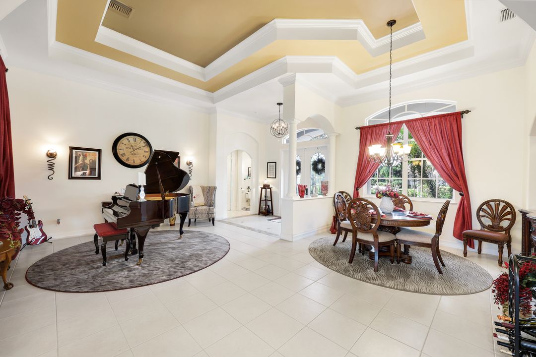 5926 Amberwood Dr, Naples, FL 34110