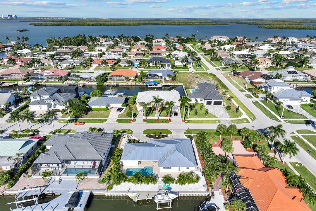 318 Grapewood Ct, Marco Island, FL 34145