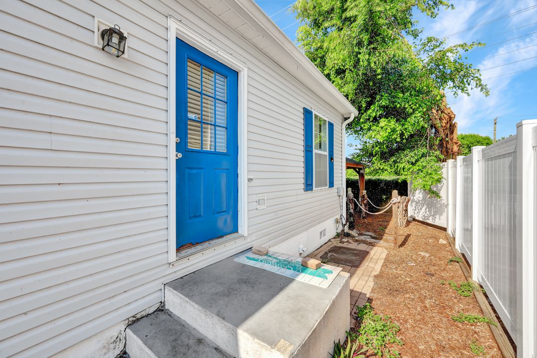 279 Leawood Cir, Naples, FL 34104