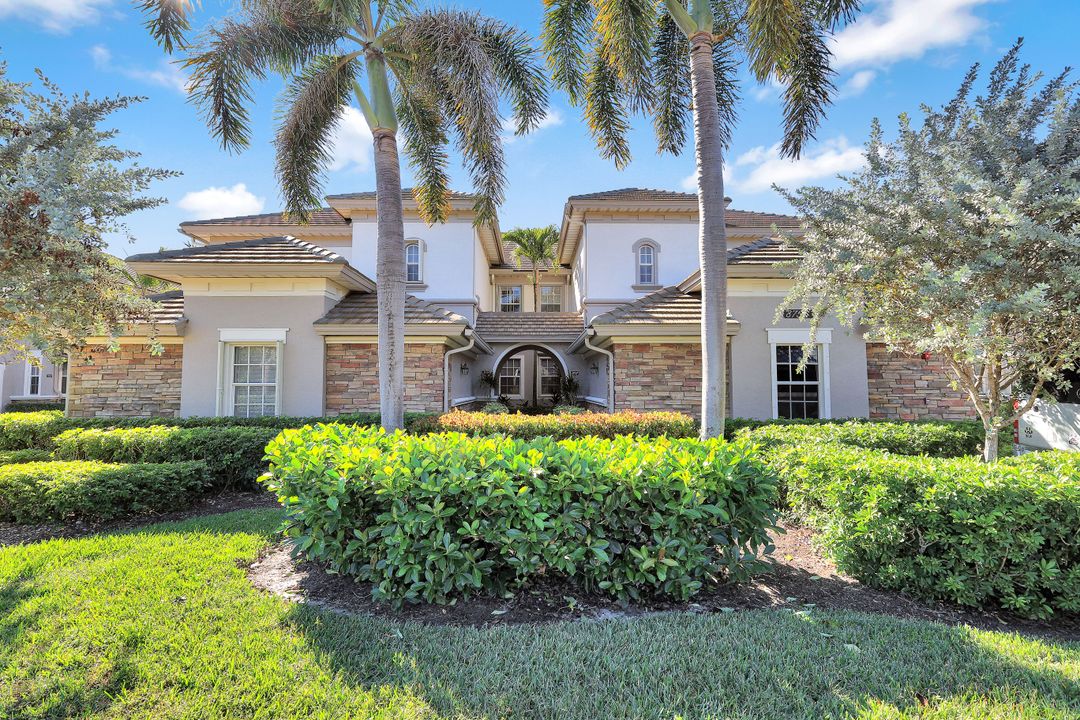 8755 Coastline Ct #201, Naples, FL 34120