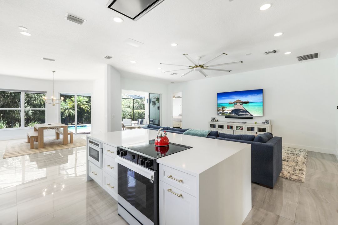6072 Highwood Park Ln, Naples, FL 34110