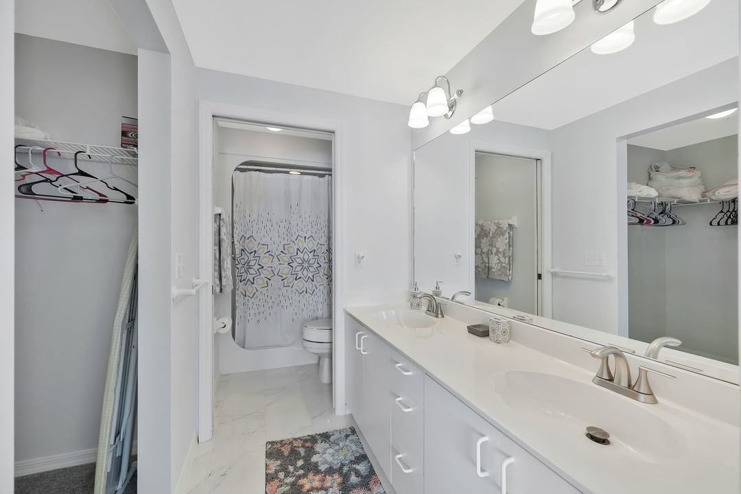 186 Gabriel Cir #9, Naples, FL 34104