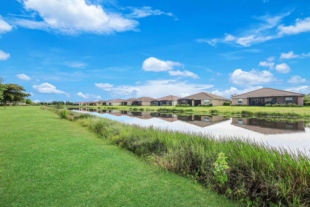 2736 Blossom Wy, Naples, FL 34120