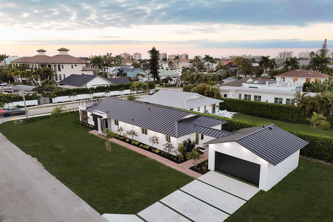 10002 Vanderbilt Dr, Naples, FL 34108