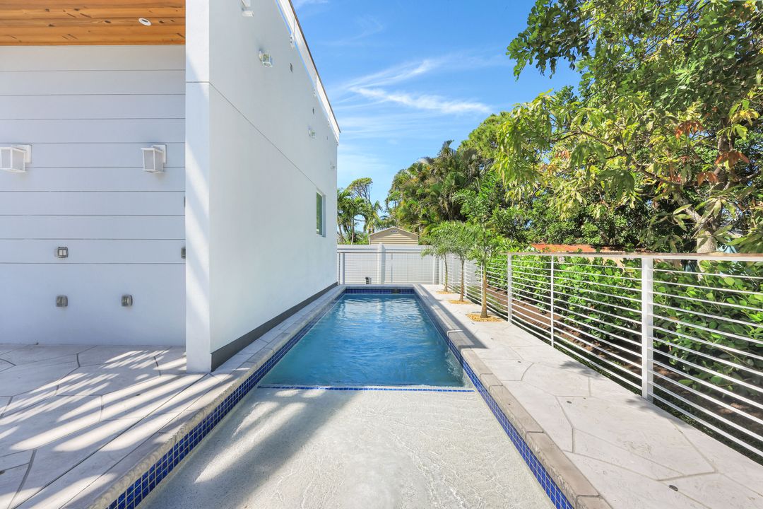 859 92nd Ave N, Naples, FL 34108
