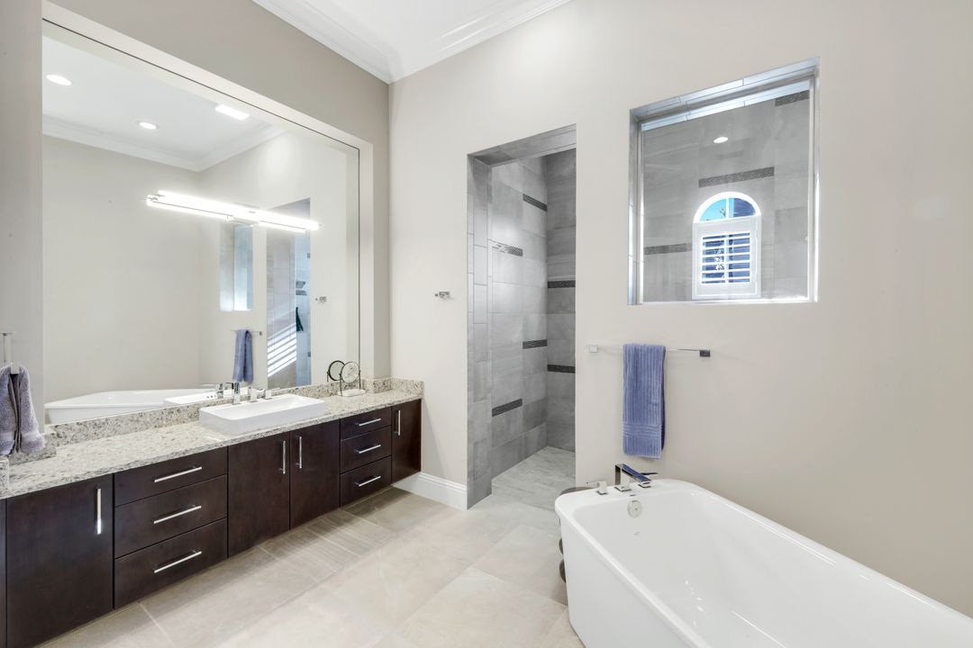 3828 Isla Del Sol Way, Naples, FL 34114