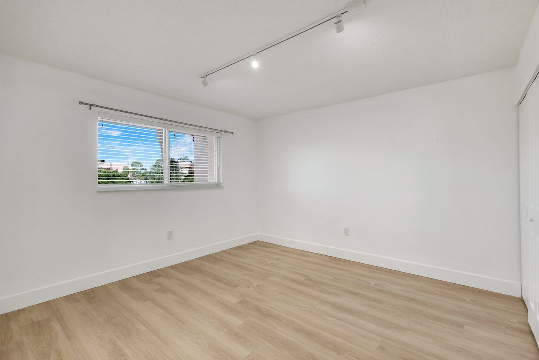 225 Turtle Lake Ct #209, Naples, FL 34105