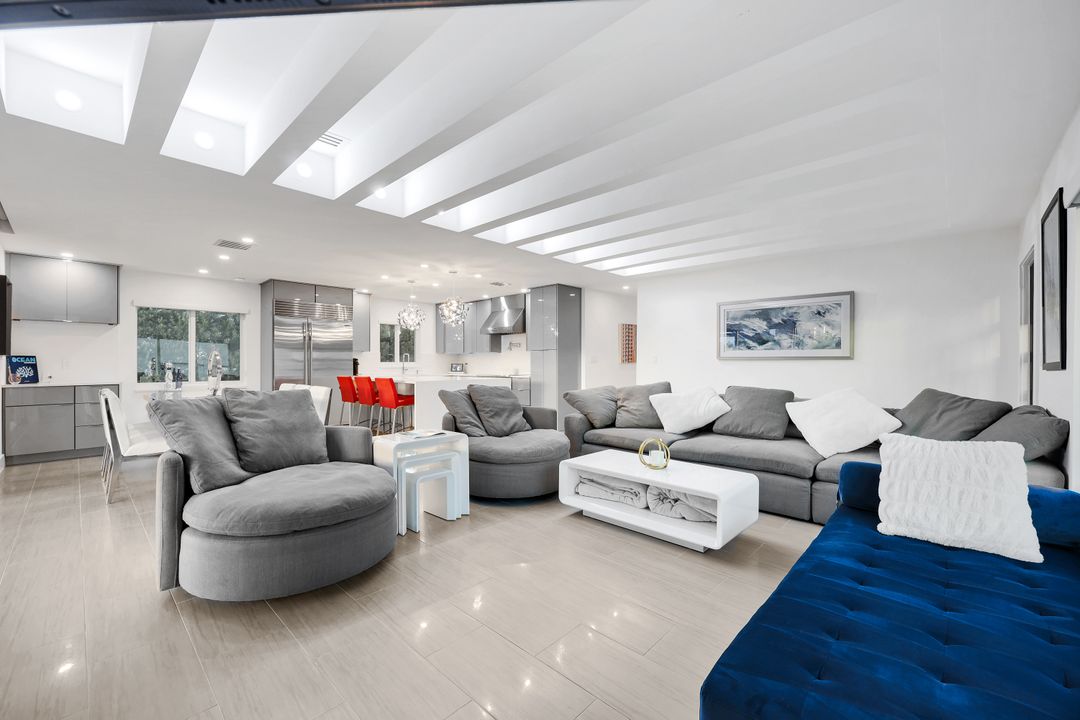 10002 Vanderbilt Dr, Naples, FL 34108