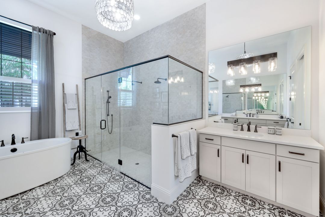 3154 Malaga Way, Naples, FL 34105