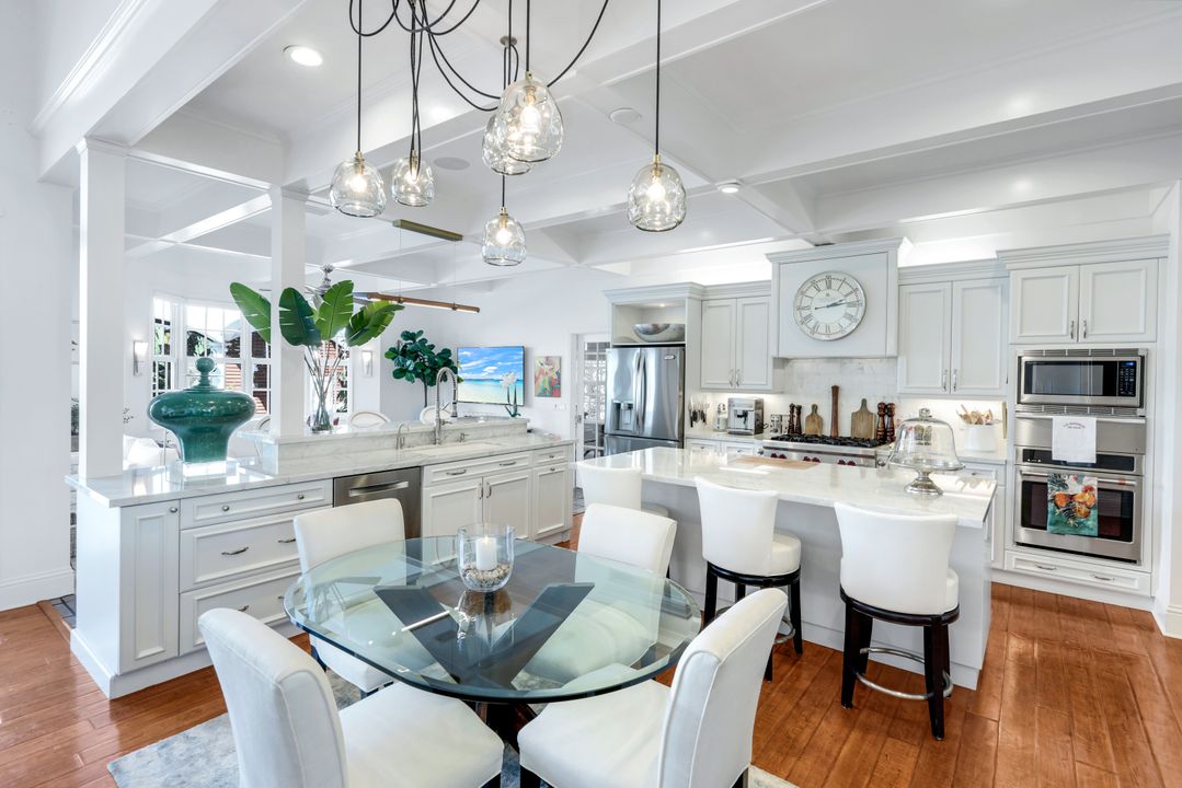 180 Edgemere Way S, Naples, FL 34105