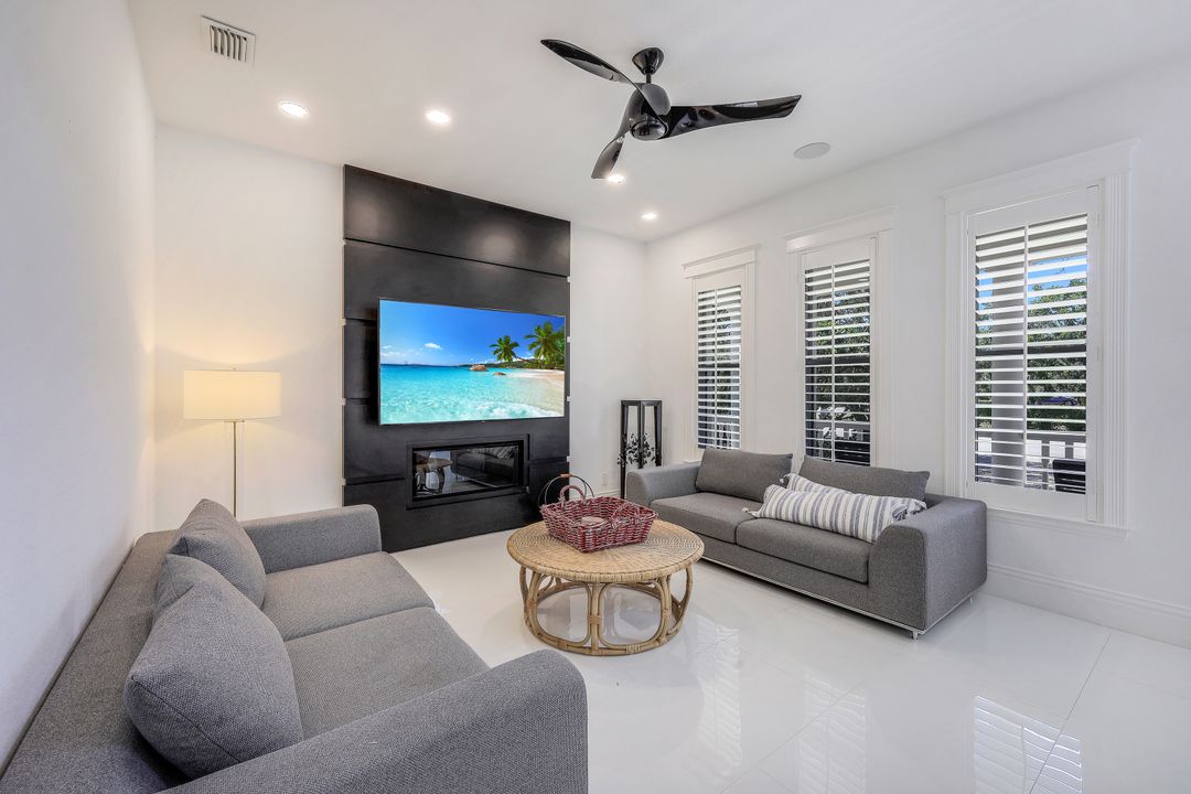 514 Corbel Dr, Naples, FL 34110