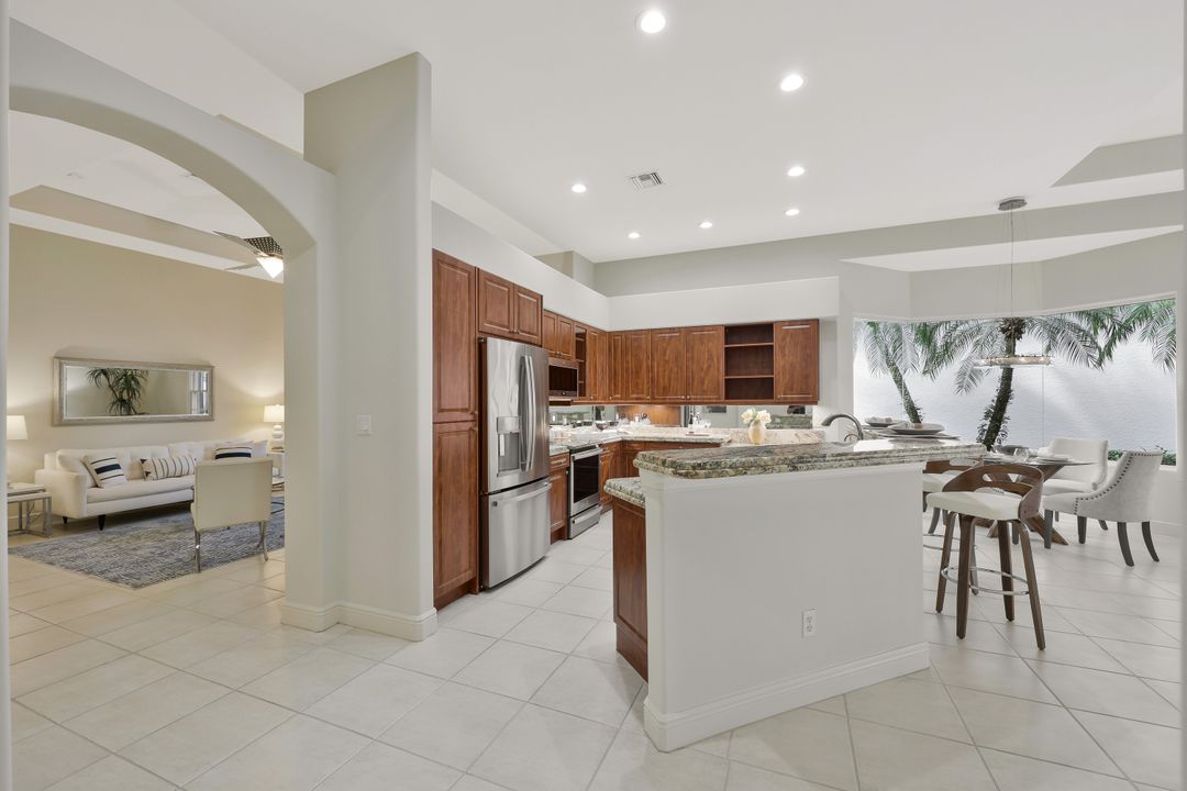 910 Villa Florenza Dr, Naples, FL 34119