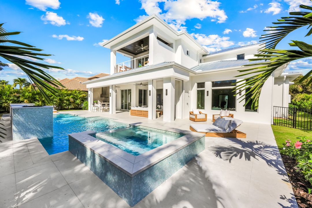 726 Riviera Dr, Naples, FL 34103