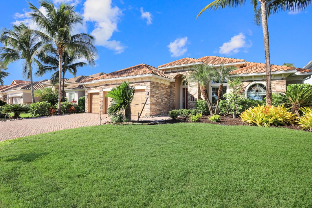 9075 Breakwater Dr, Naples, FL 34120