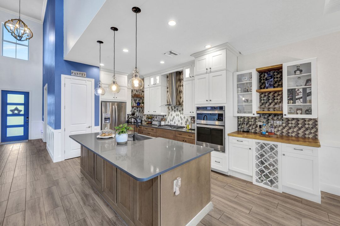 9074 Montserrat Dr, Naples, FL 34114