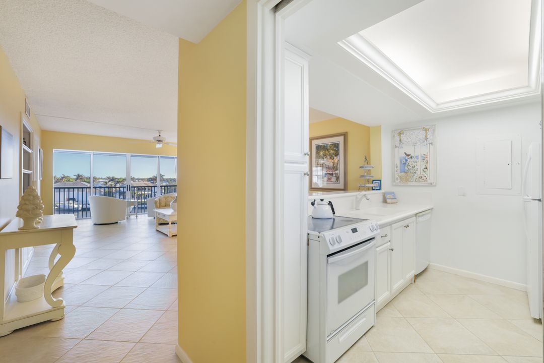300 Park Shore Dr #5C, Naples, FL 34103