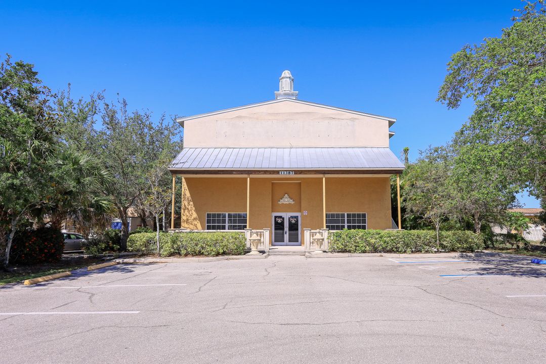 11387 Tamiami Trail E, Naples, FL 34113