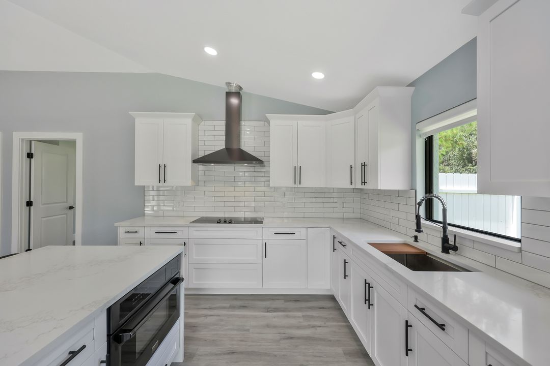 380 4th St NE, Naples, FL 34120
