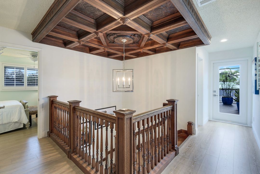 9602 Vanderbilt Dr, Naples, FL 34108