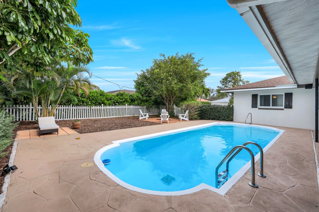 289 Burning Tree Dr, Naples, FL 34105