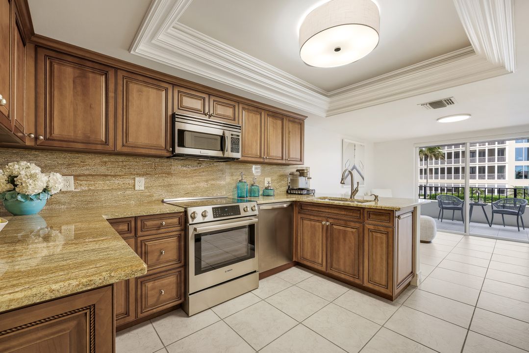 4451 Gulf Shore Blvd N #406, Naples, FL 34103