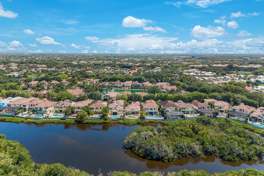 7913 Via Vecchia, Naples, FL 34108