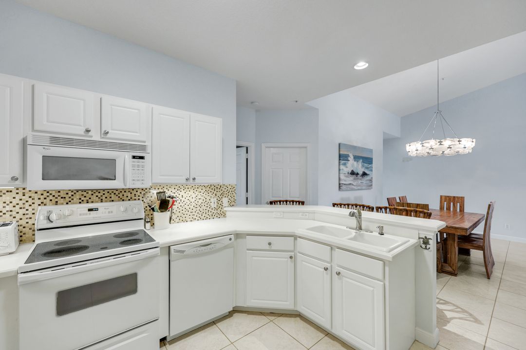 2110 Cay Lagoon Dr #122, Naples, FL 34109