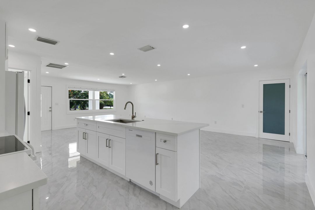 939 Bluebird St, Naples, FL 34104