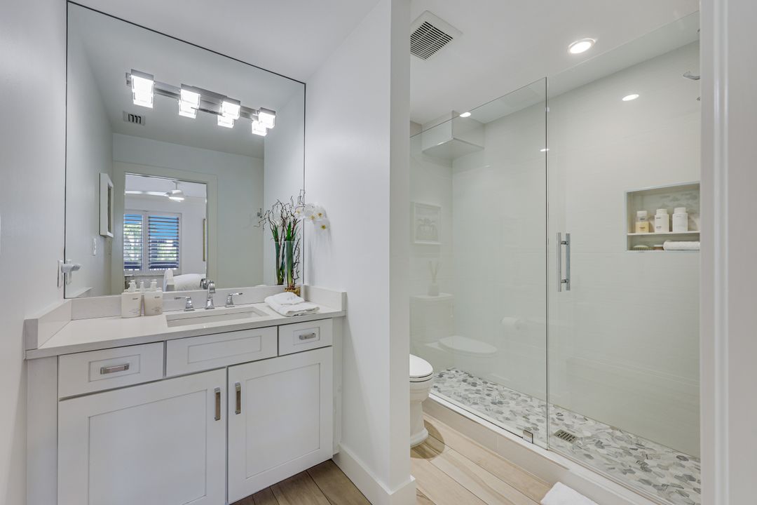 225 5th Ave S #104, Naples, FL 34102