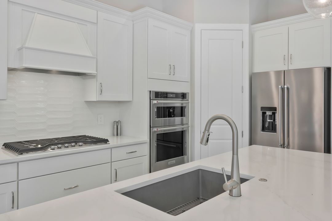 9815 Everglades Dr, Naples, FL 34120