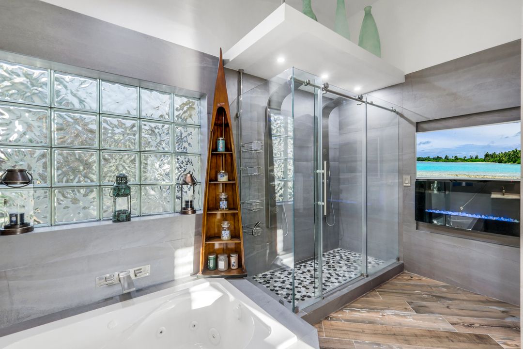 10366 Quail Crown Dr, Naples, FL 34119