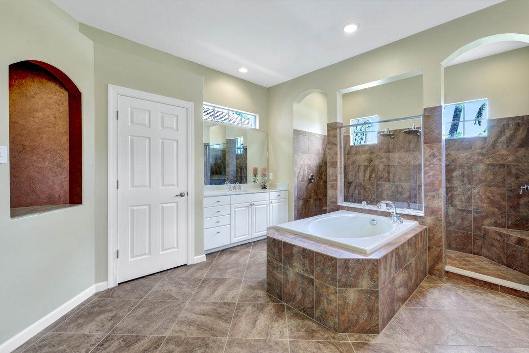 11921 Heather Woods Ct, Naples, FL 34120