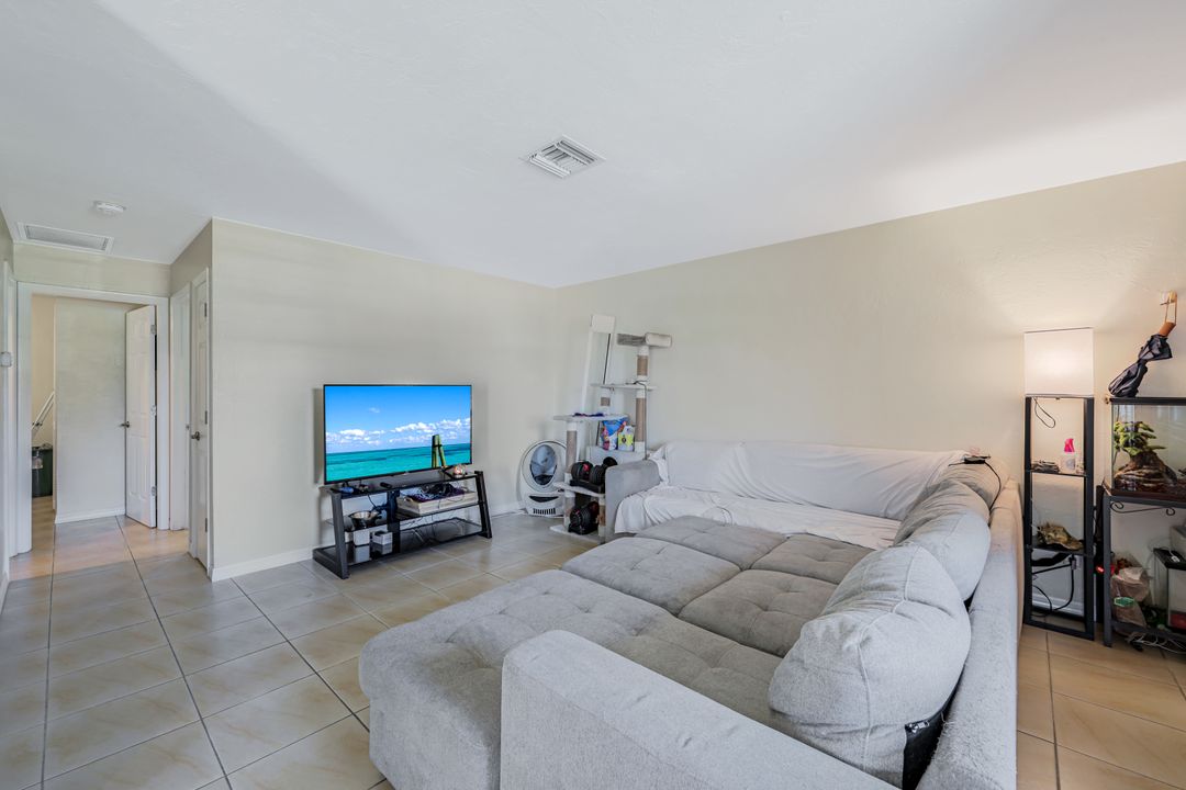 913 SE 13th St  #913/915, Cape Coral, FL 33990